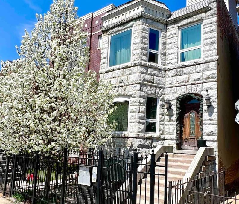 The Banksy 4 Bedroom King Bed - Firepit Rooftop Near United Center *