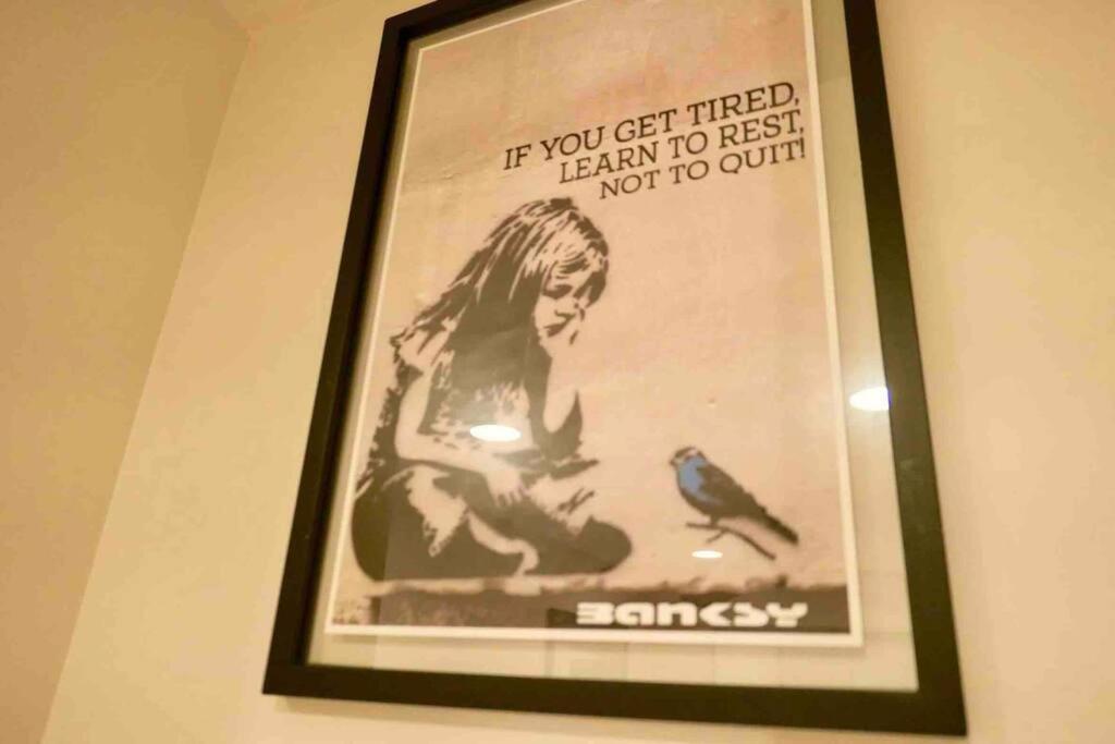 The Banksy 4 Bedroom King Bed - Firepit Rooftop Near United Center Chicago