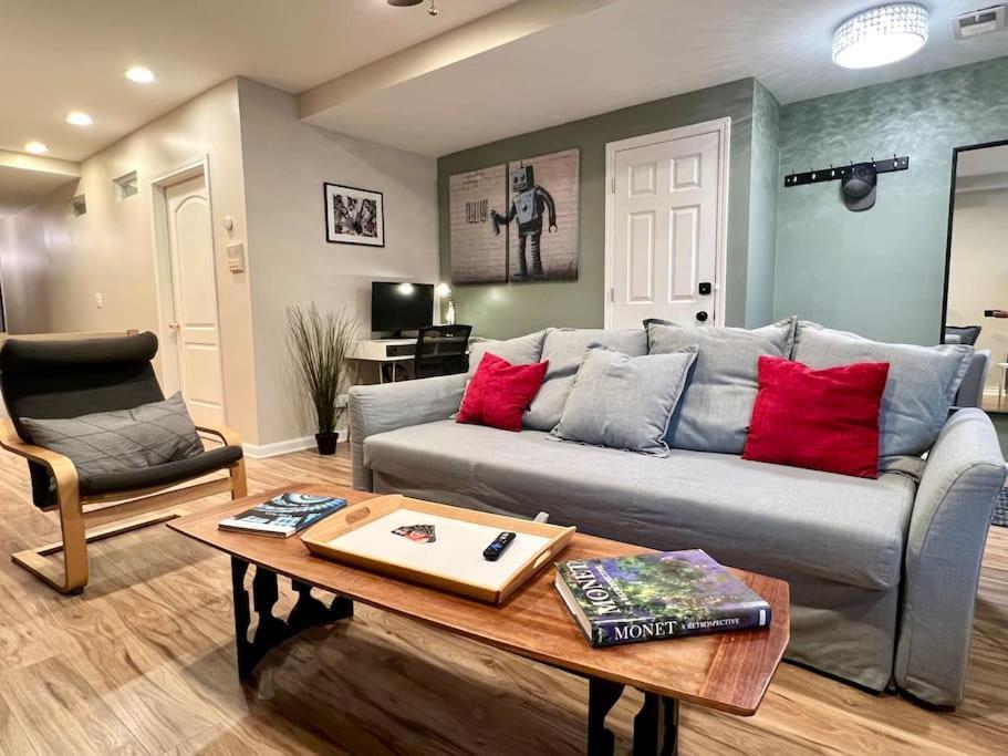 The Banksy 4 Bedroom King Bed - Firepit Rooftop Near United Center *