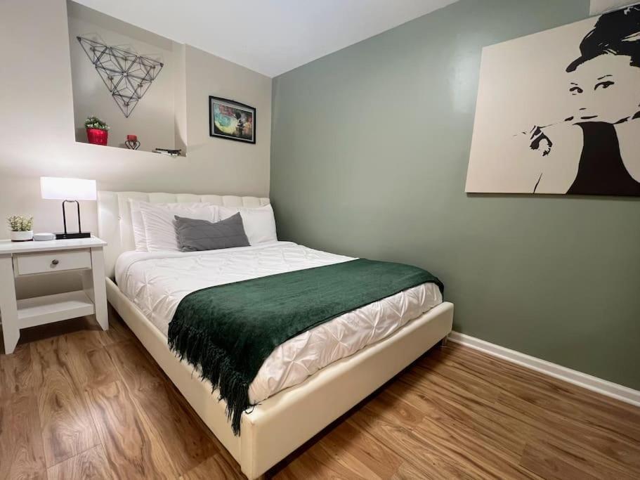 The Banksy 4 Bedroom King Bed - Firepit Rooftop Near United Center Chicago