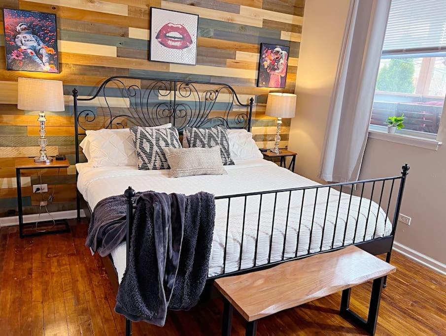 The Banksy 4 Bedroom King Bed - Firepit Rooftop Near United Center Apartment Chicago