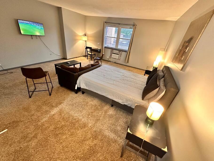 North Side Escape Modern Near Shops&dining Apartment *