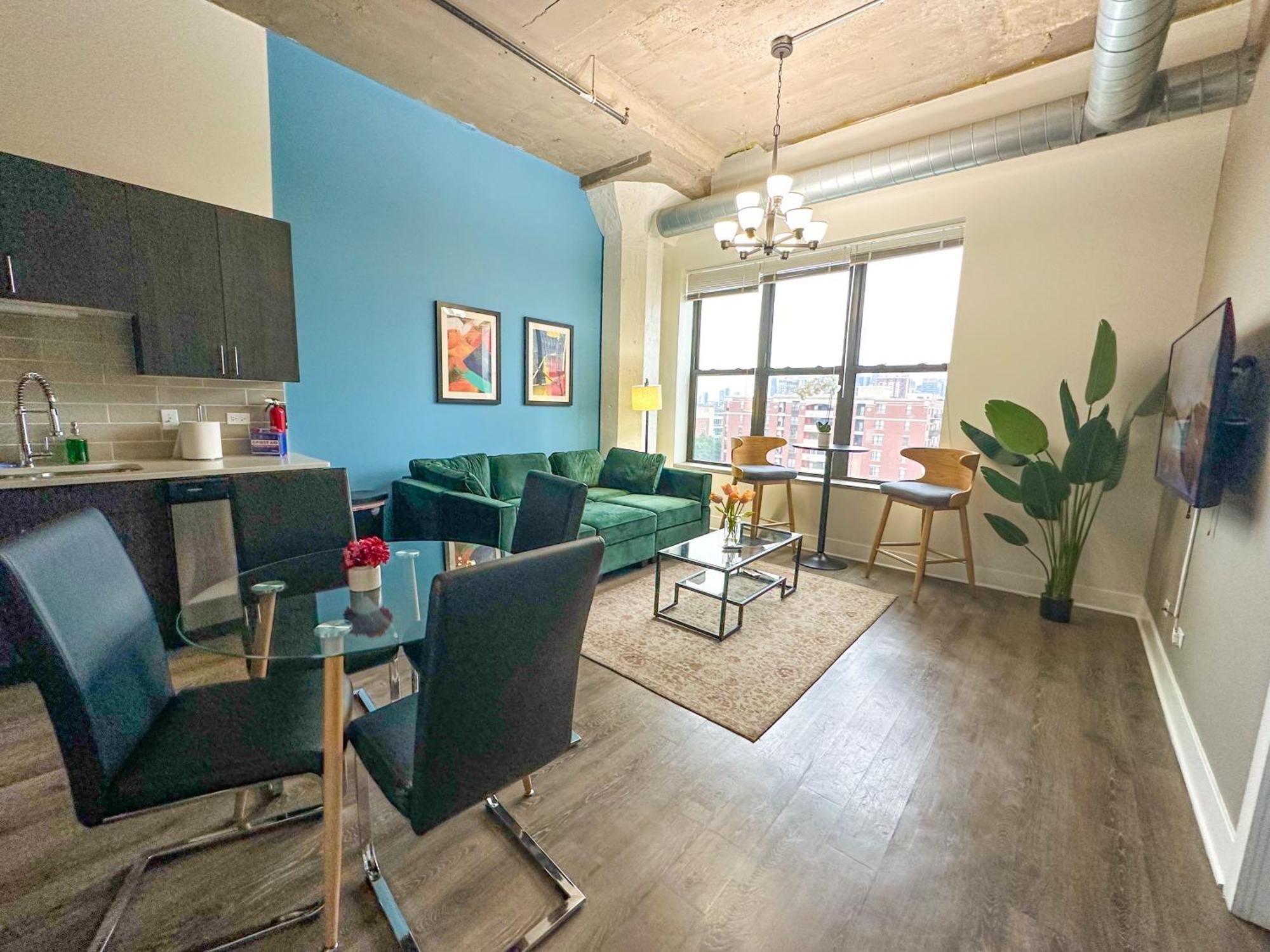 Apartment Mccormick 2br-2ba Family Unit For Up To 8 Guests With Skyline View, Optional Parking & Gym Access