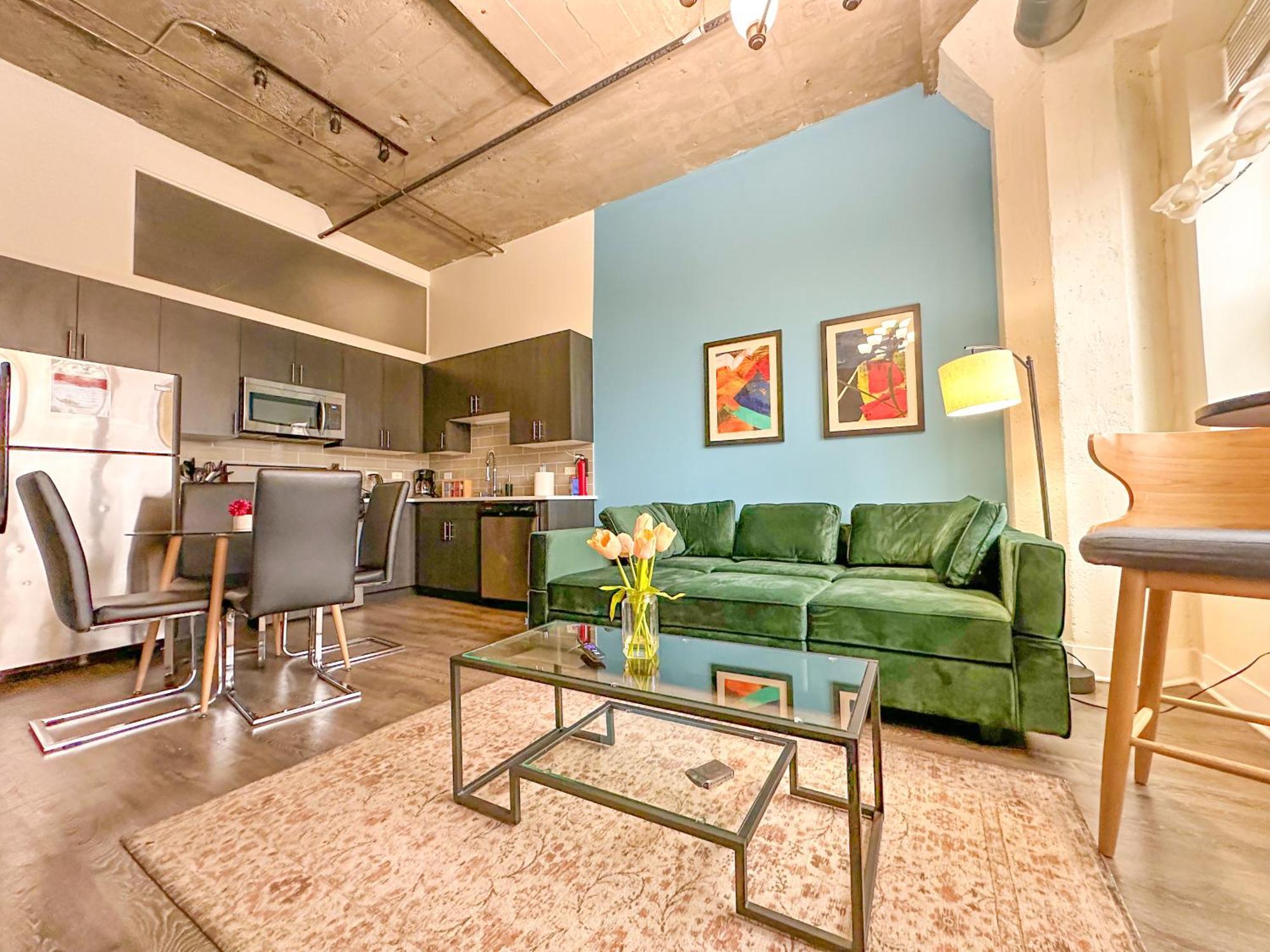 Mccormick 2br-2ba Family Unit For Up To 8 Guests With Skyline View, Optional Parking & Gym Access Apartment *