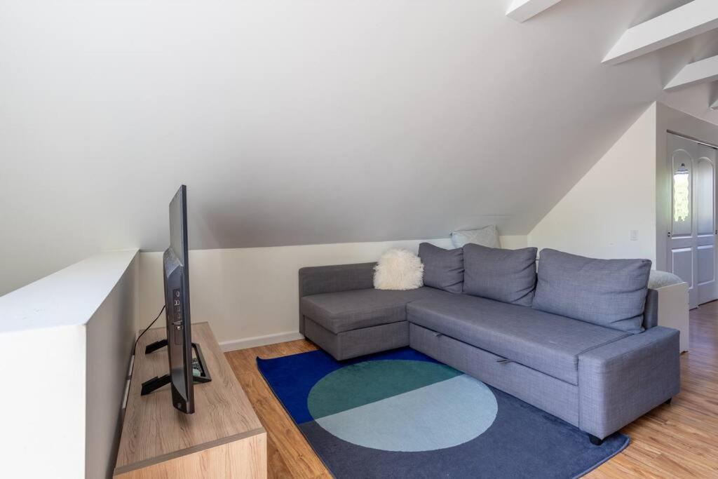 Duplex 3 Bed 2 Bat Steps From Lincoln Square Apartment *