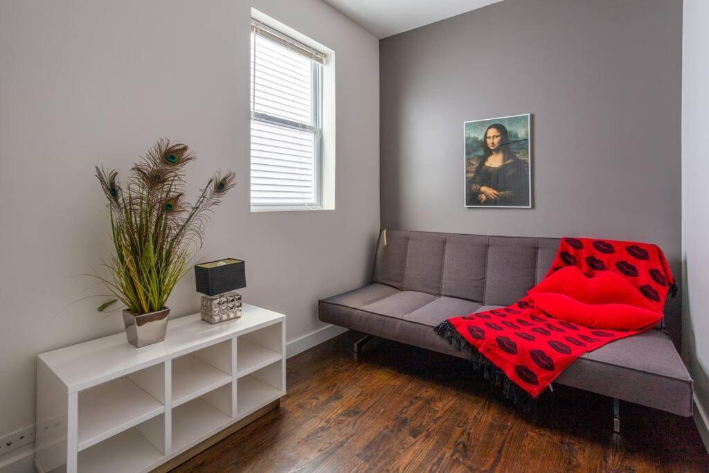 Duplex 3 Bed 2 Bat Steps From Lincoln Square Apartment *