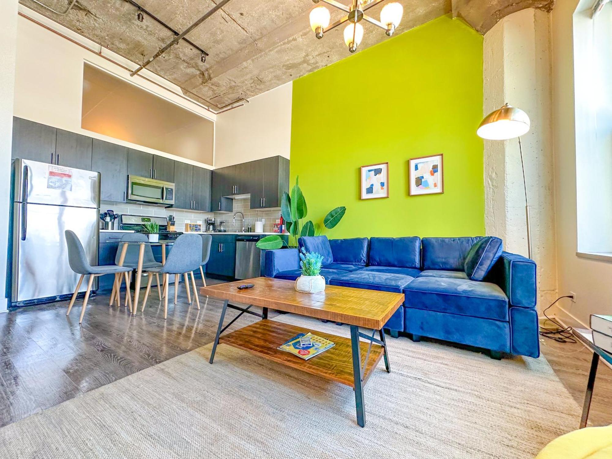 Mccormick 2br-2ba Family Unit For Up To 8 Guests With Skyline View, Optional Parking And Gym Access *
