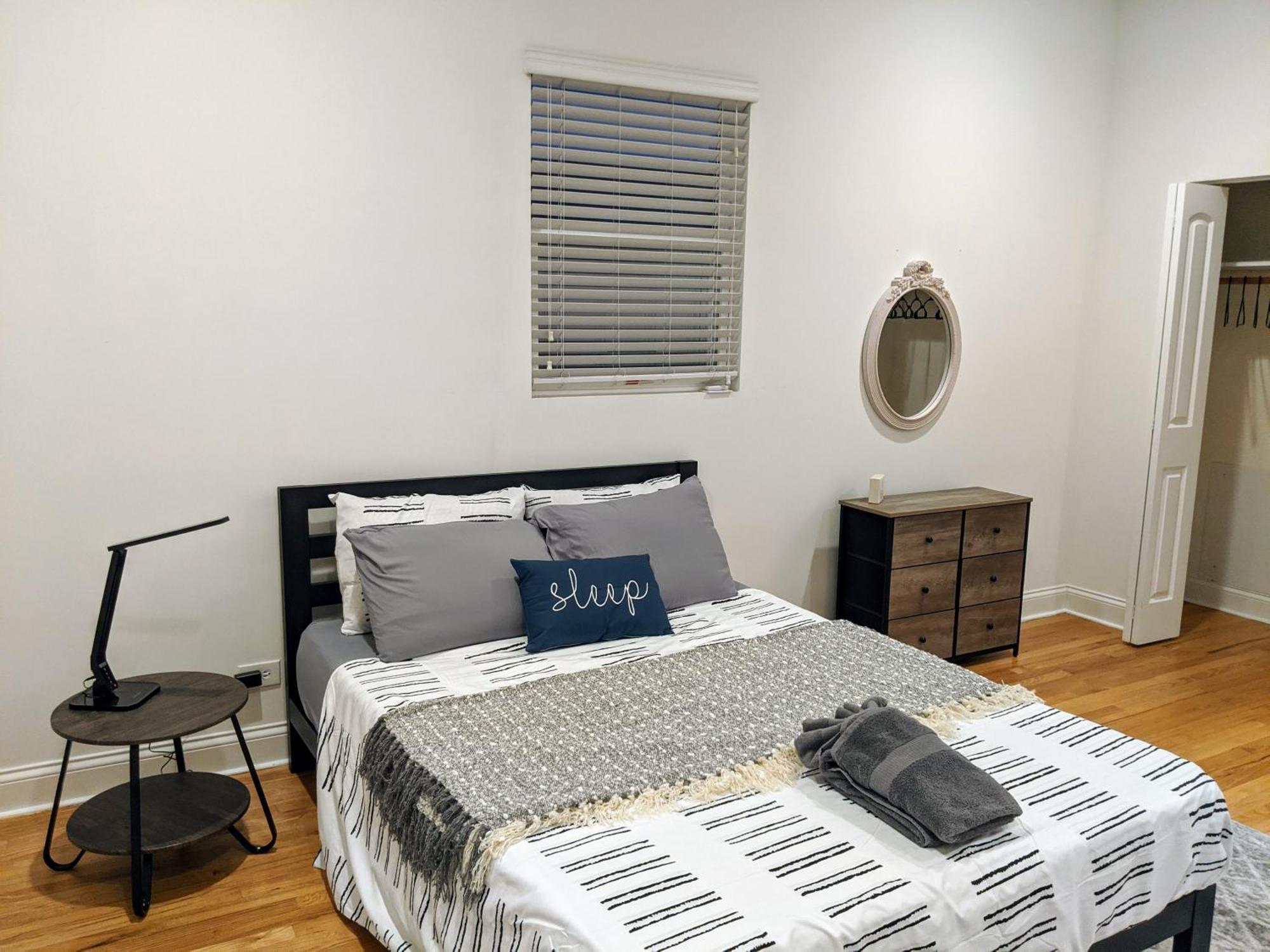 Cosy Near Medical District With Private Balcony