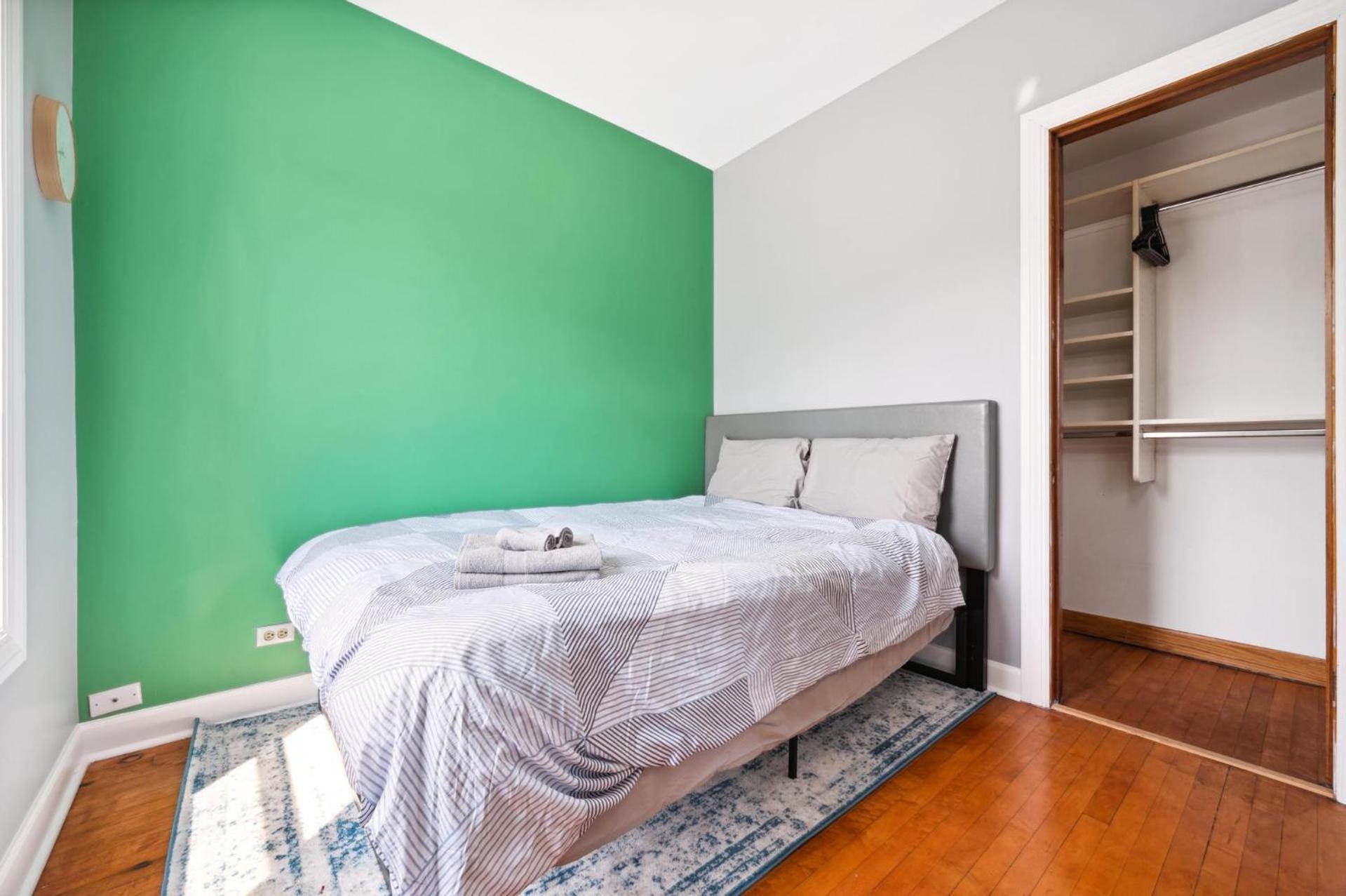 Wrigley 2br, 1ba With Free Parking Chicago