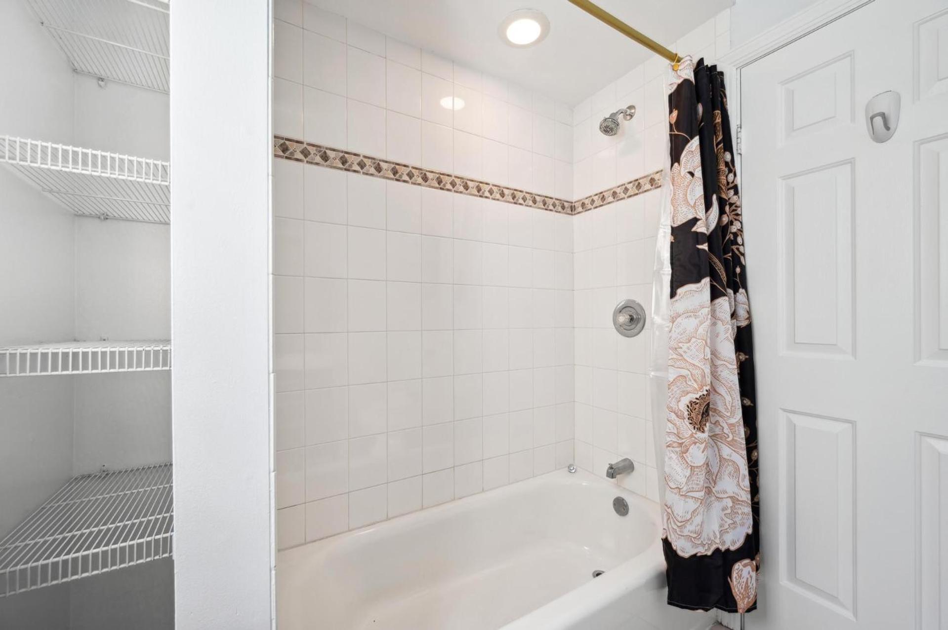 Wrigley 2br, 1ba With Free Parking Apartment Chicago