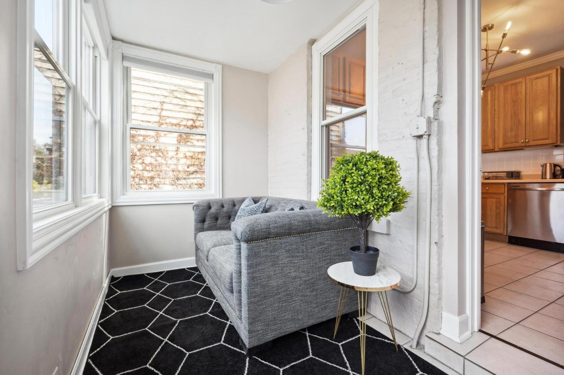 Wrigley 2br, 1ba With Free Parking Apartment