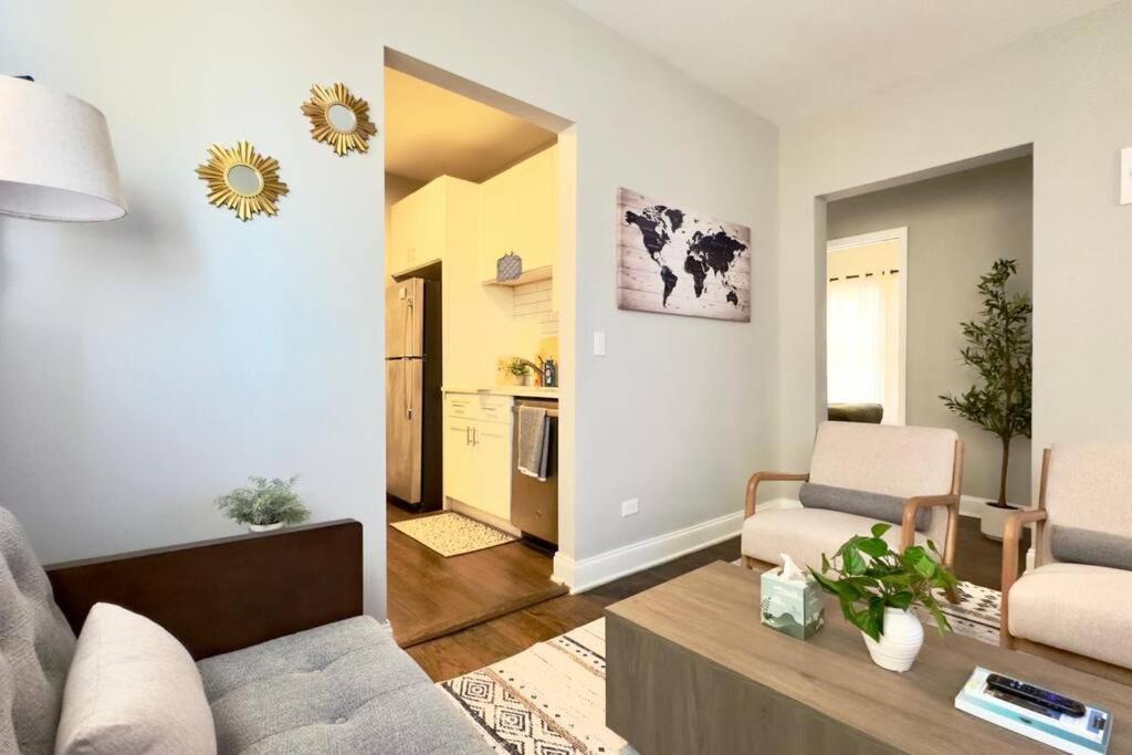 Modern 2br, Ideal Location Near Local Spots Apartment Chicago