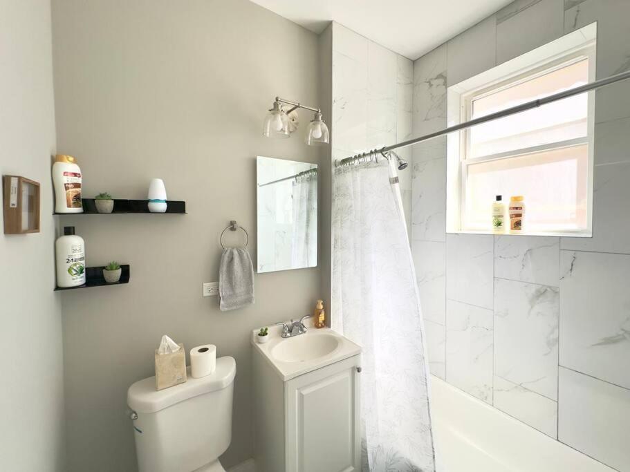 Modern 2br, Ideal Location Near Local Spots Chicago