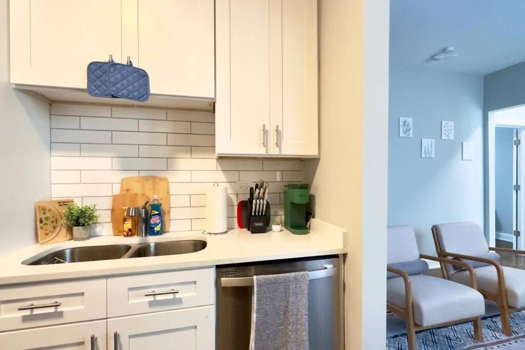 Modern 2br, Ideal Location Near Local Spots Apartment *