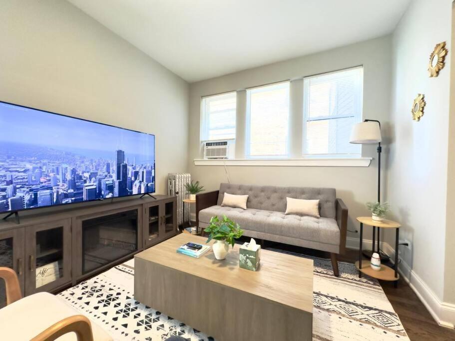 Modern 2br, Ideal Location Near Local Spots Chicago