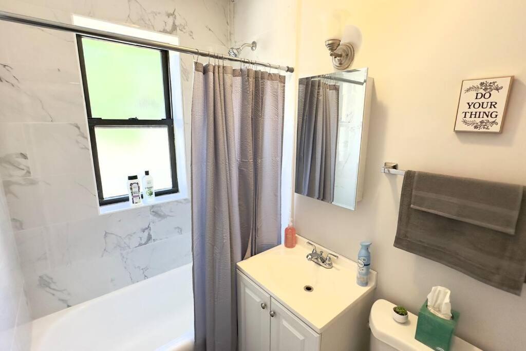 Comfy Retreat In Rogers Park, Prime Location! Apartment