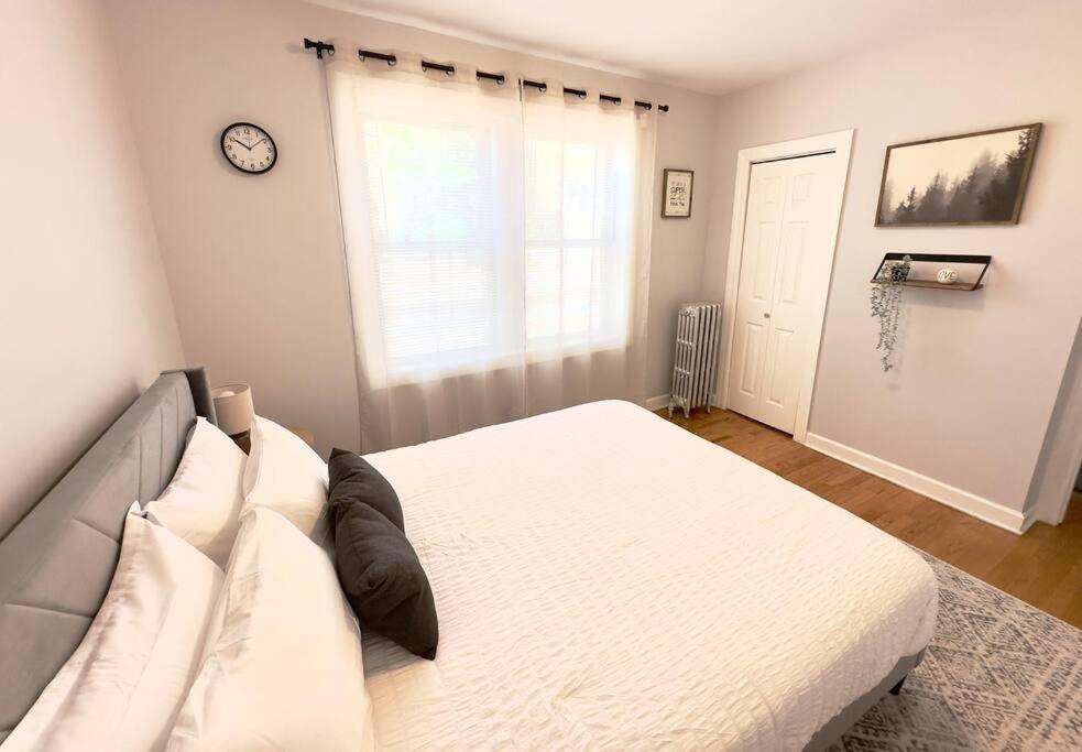 Comfy Retreat In Rogers Park, Prime Location!