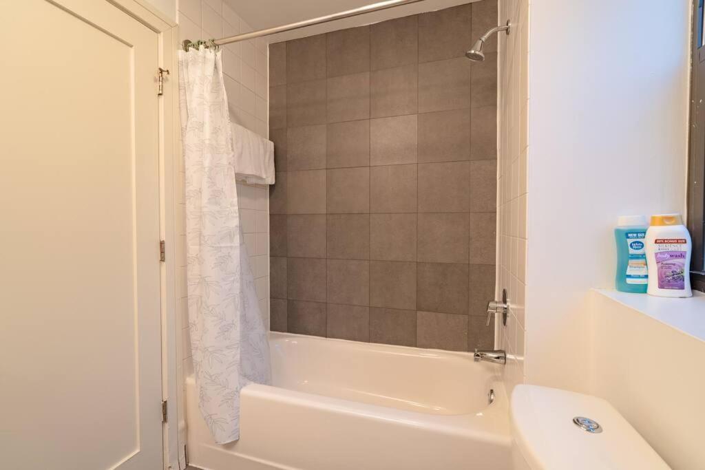 3br Prime Hyde Park Location Near Uchicago And Dining Apartment