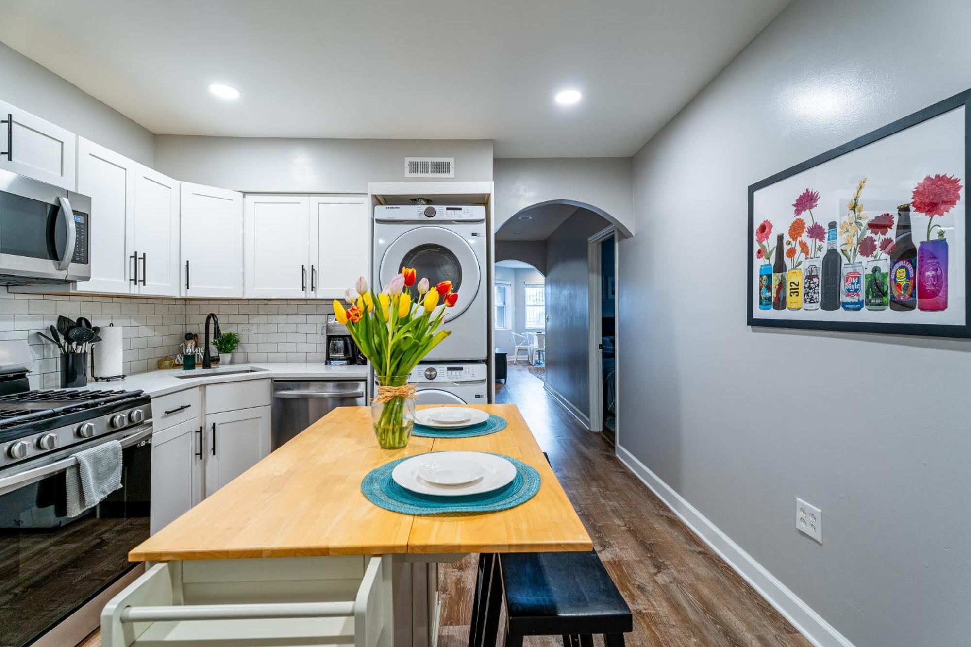 Apartment Stylish & Bright Gem Overlooks Lovely Park With Great Amenities *