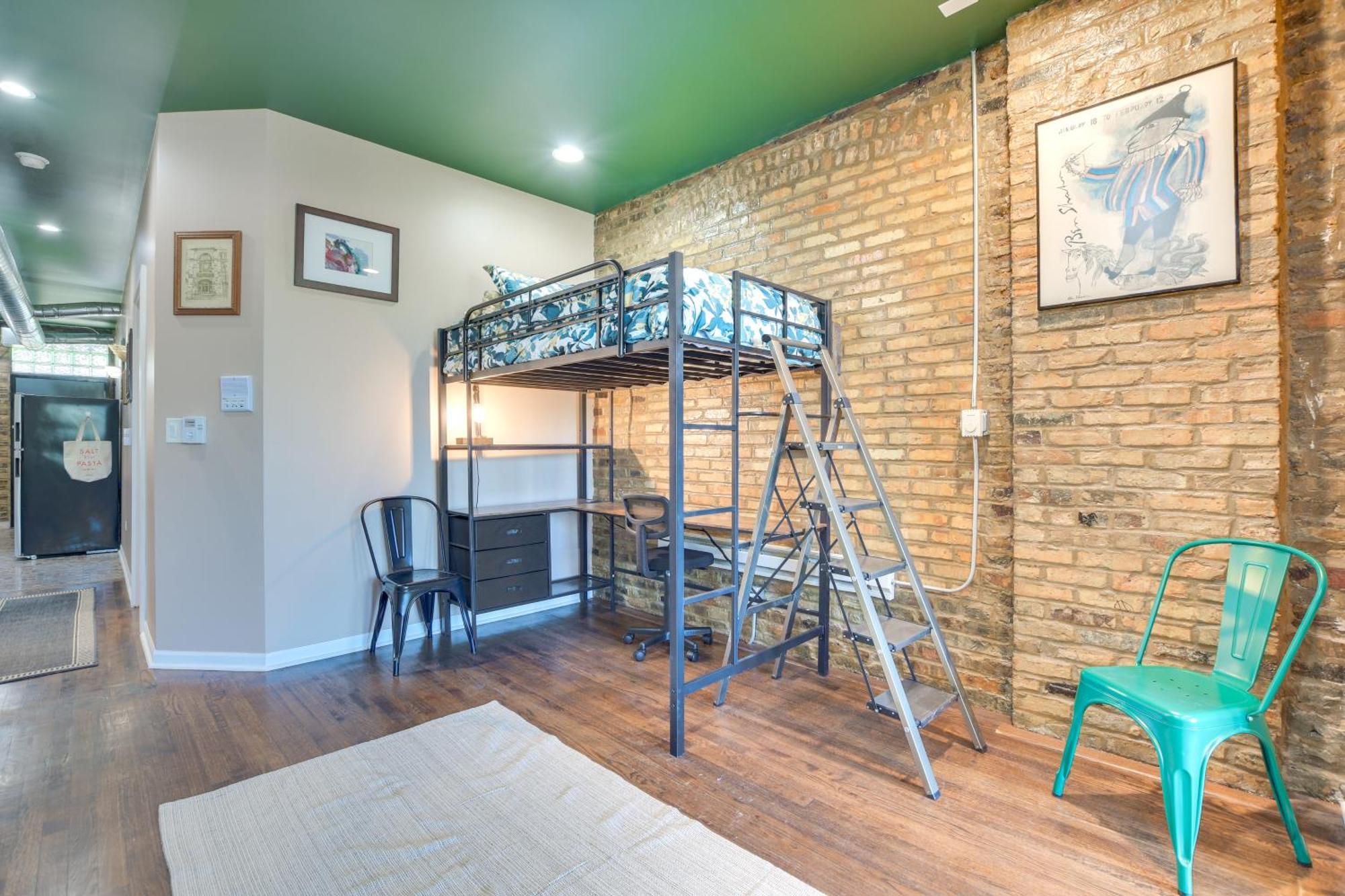 With Deck About 6 Mi To Downtown Chicago! Apartment *