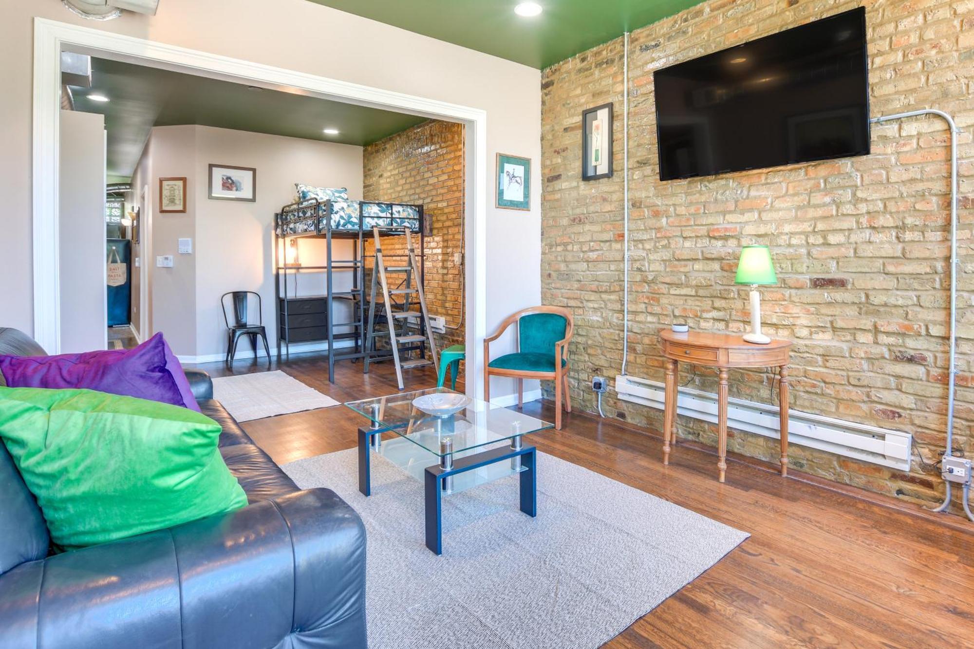With Deck About 6 Mi To Downtown Chicago! Apartment