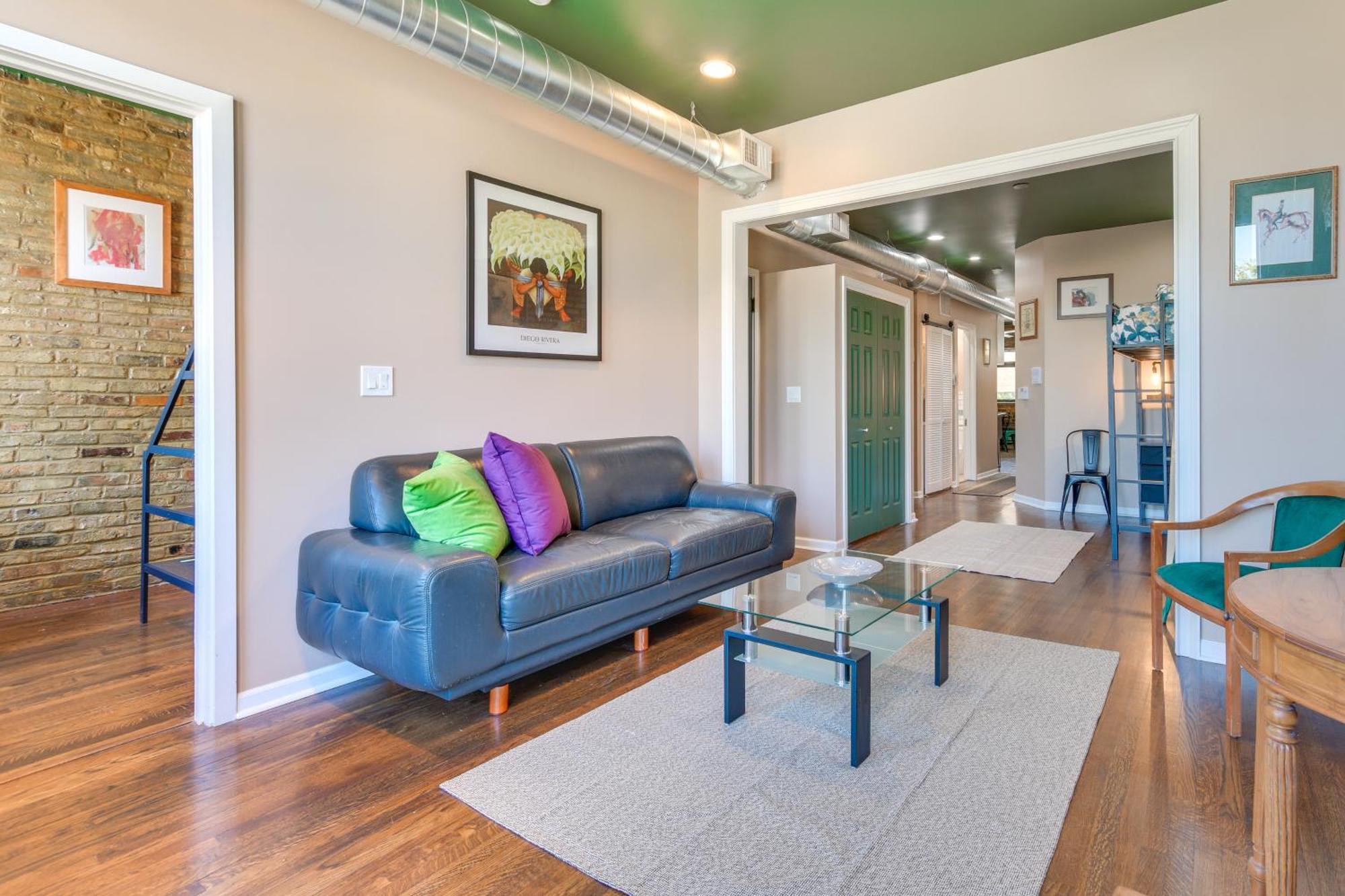 With Deck About 6 Mi To Downtown Chicago! Apartment Chicago