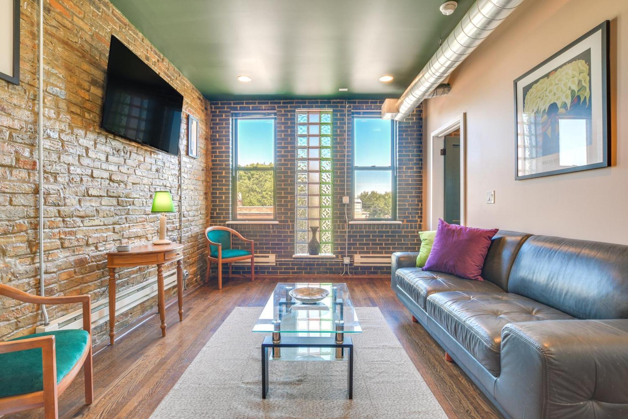 Apartment With Deck About 6 Mi To Downtown Chicago! *