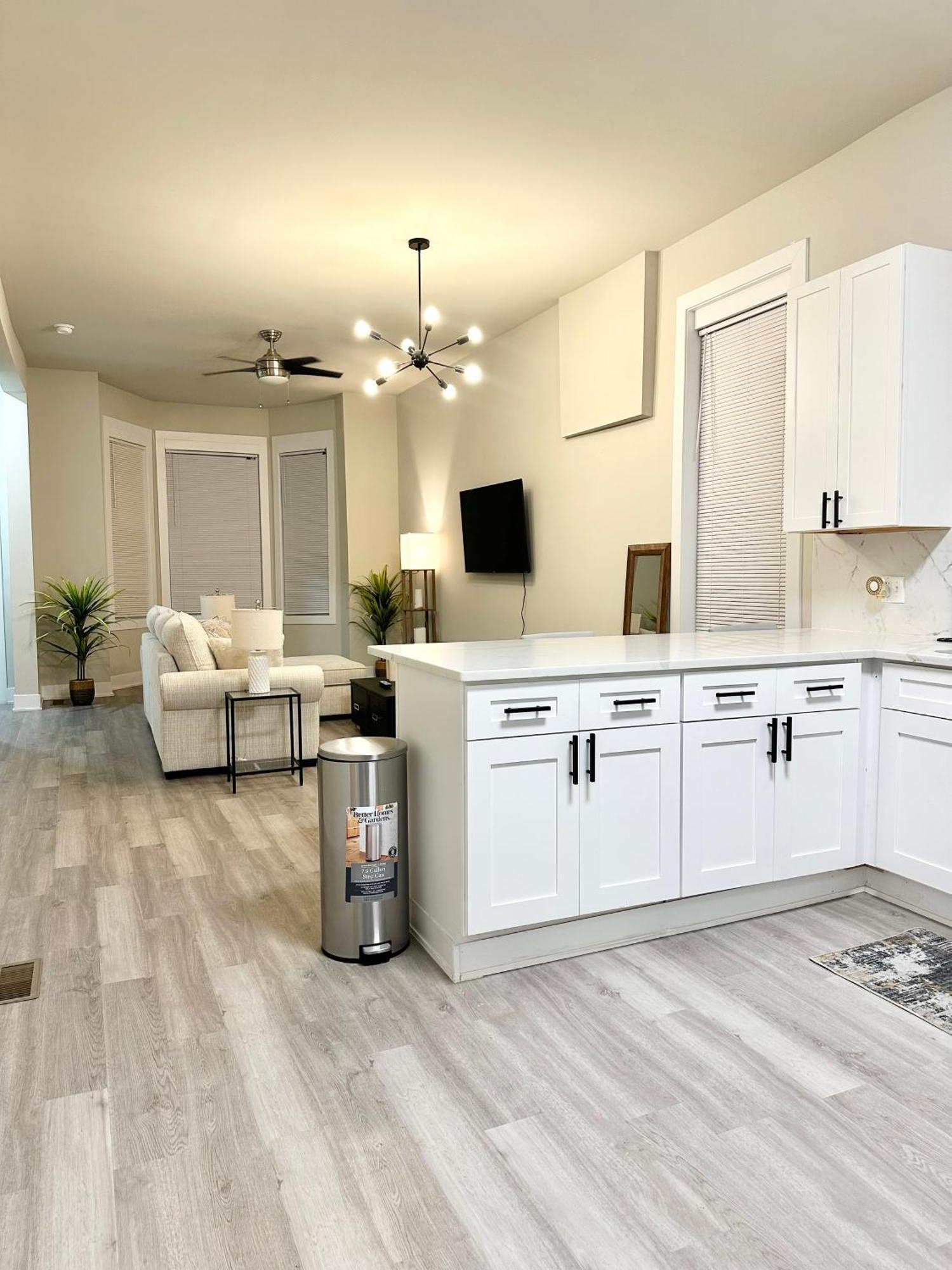 Smart - Spacious Contemporary Duplex Down Apartment