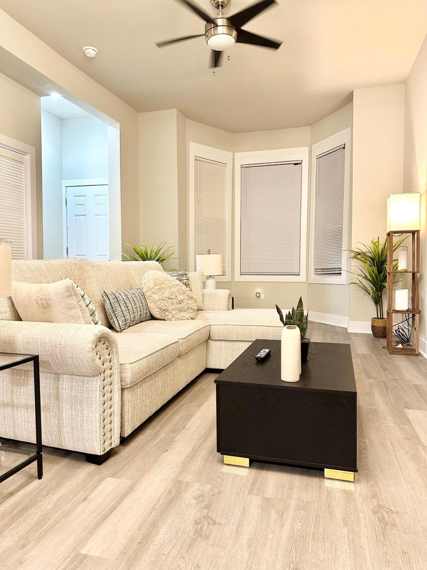 Smart - Spacious Contemporary Duplex Down *