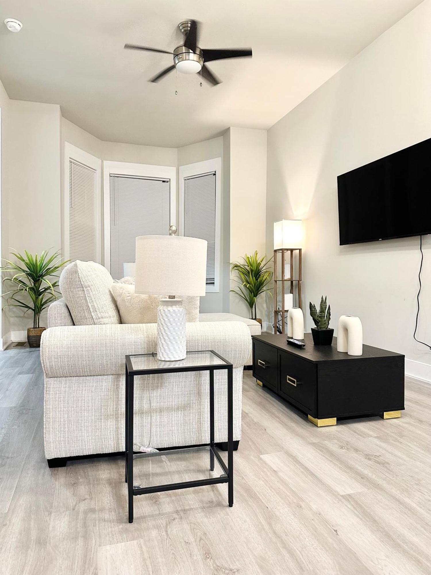 Apartment Smart - Spacious Contemporary Duplex Down Chicago
