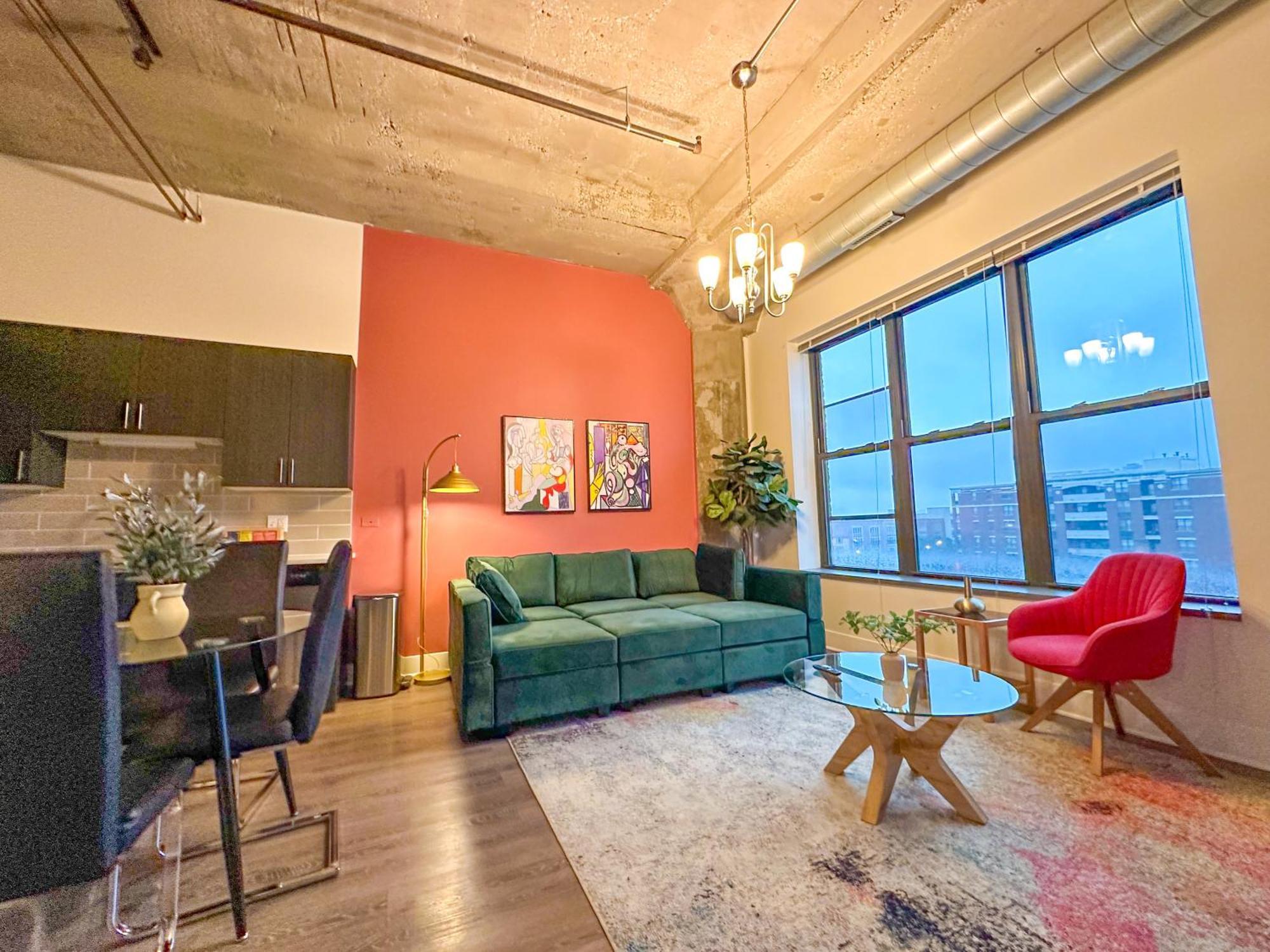 Mccormick 2br-2ba For Up To 8 Guests With Skyline View, Optional Parking & Gym Access