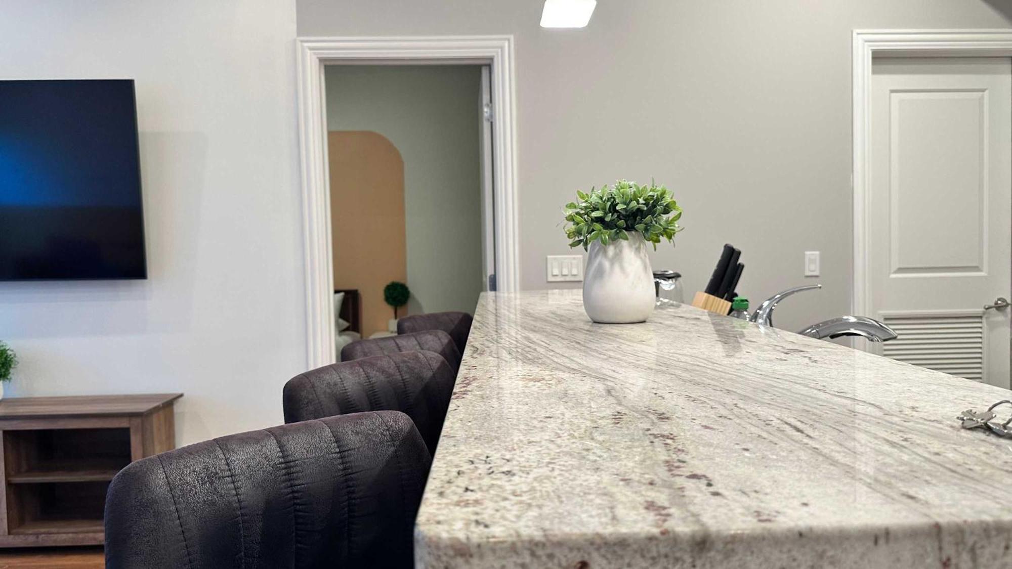 Private Balcony 1 Garage Parking Sleeps 6 Apartment *