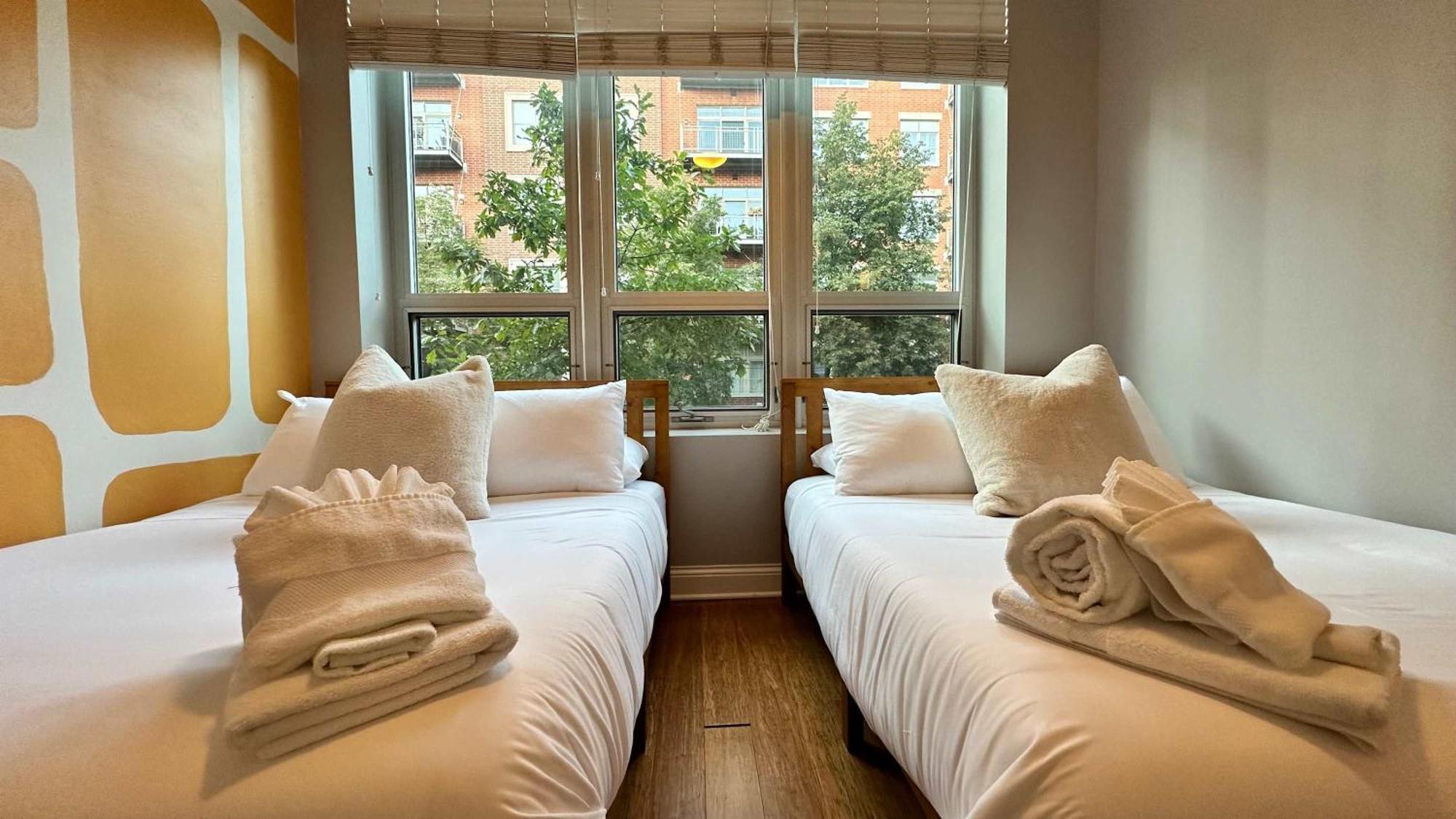 Apartment Private Balcony 1 Garage Parking Sleeps 6 Chicago