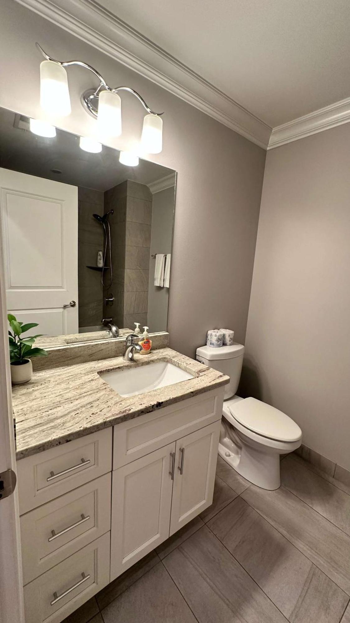 Private Balcony 1 Garage Parking Sleeps 6 Chicago