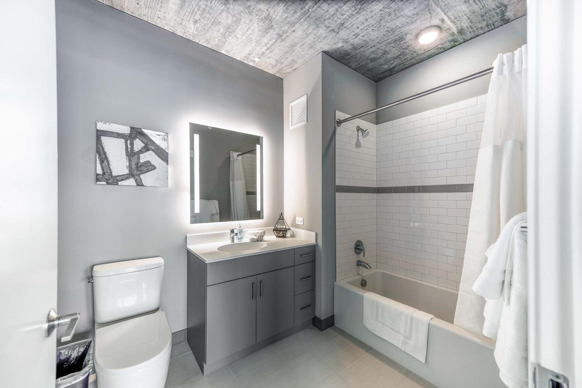 New Sleek 2br - Perfect Blend Of Comfort & Style In