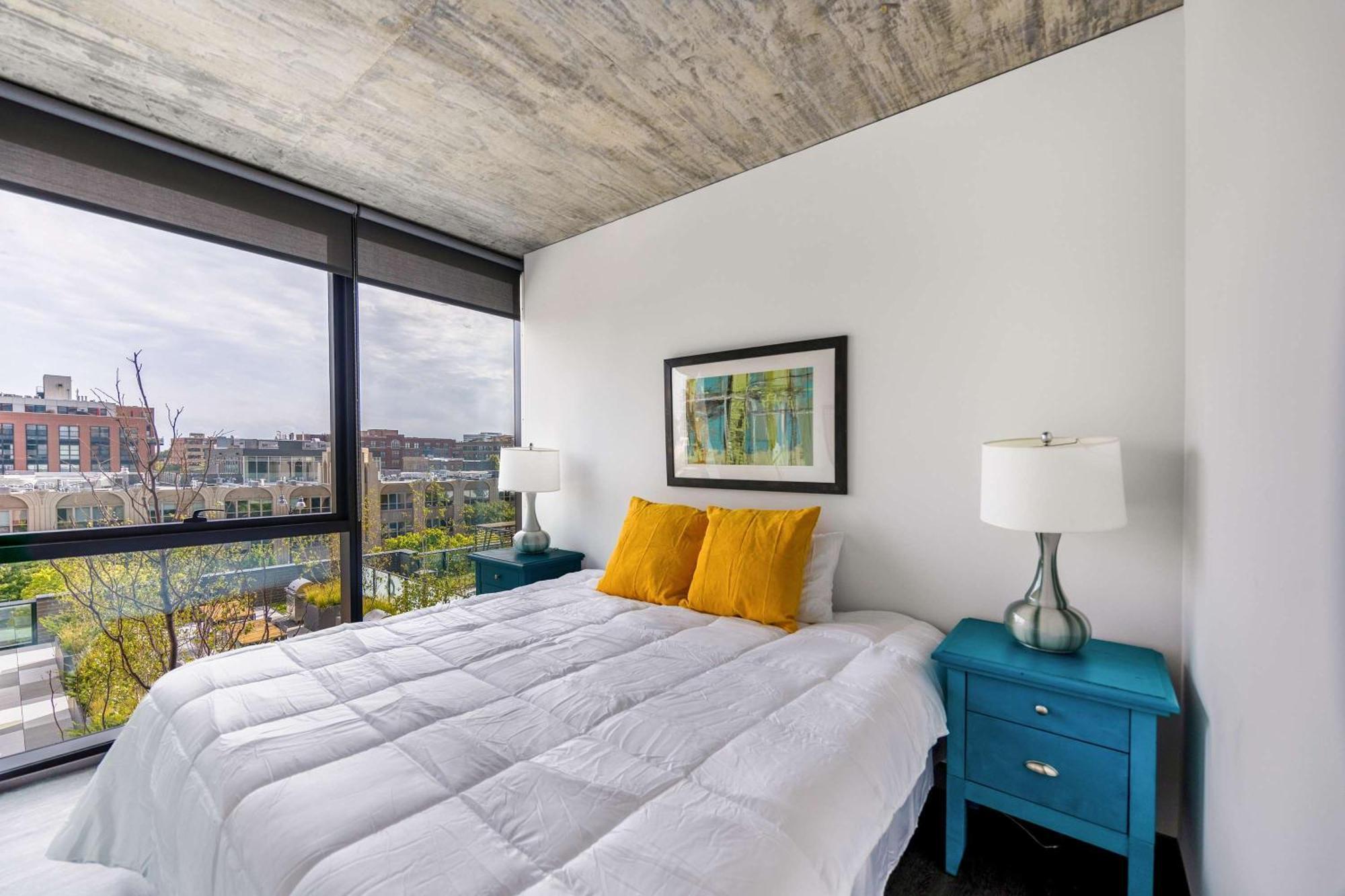 Apartment New Sleek 2br - Perfect Blend Of Comfort & Style In