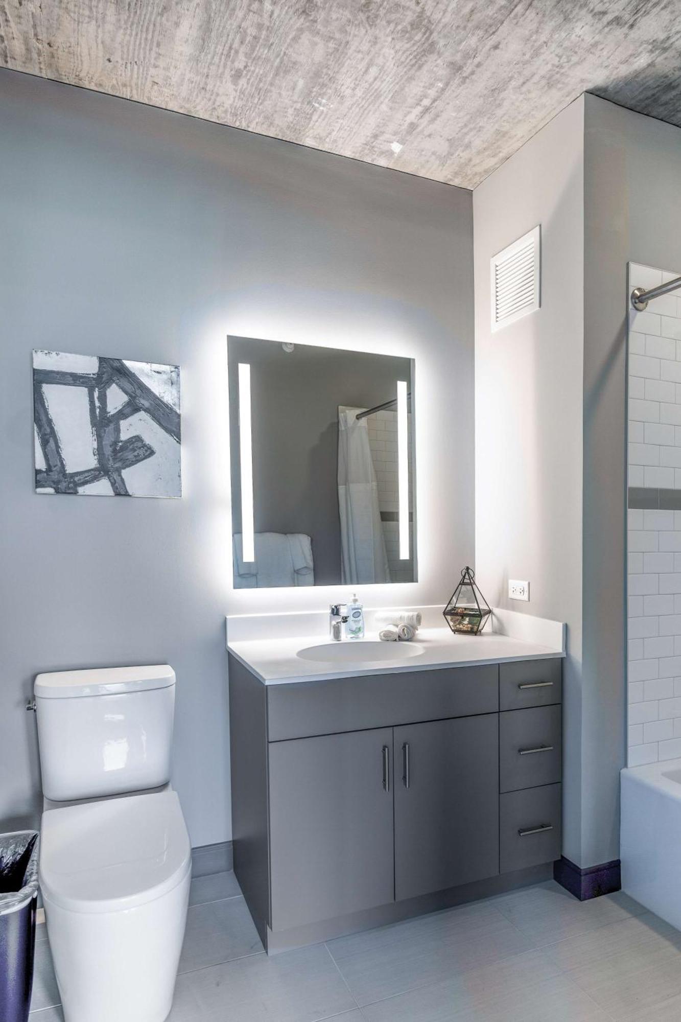 New Sleek 2br - Perfect Blend Of Comfort & Style In Apartment