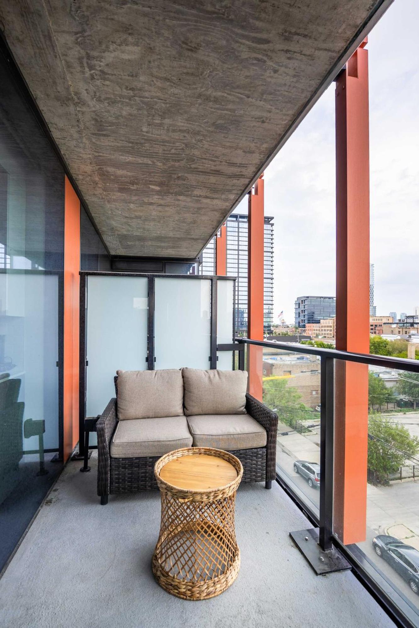 Apartment New Sleek 2br - Perfect Blend Of Comfort & Style In *