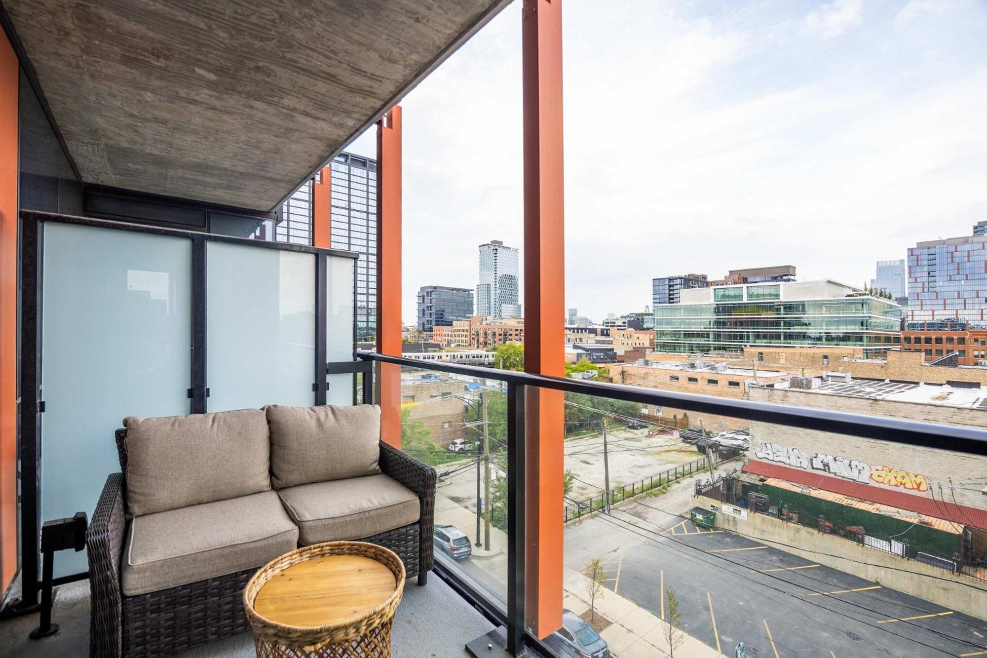 Apartment New Sleek 2br - Perfect Blend Of Comfort & Style In