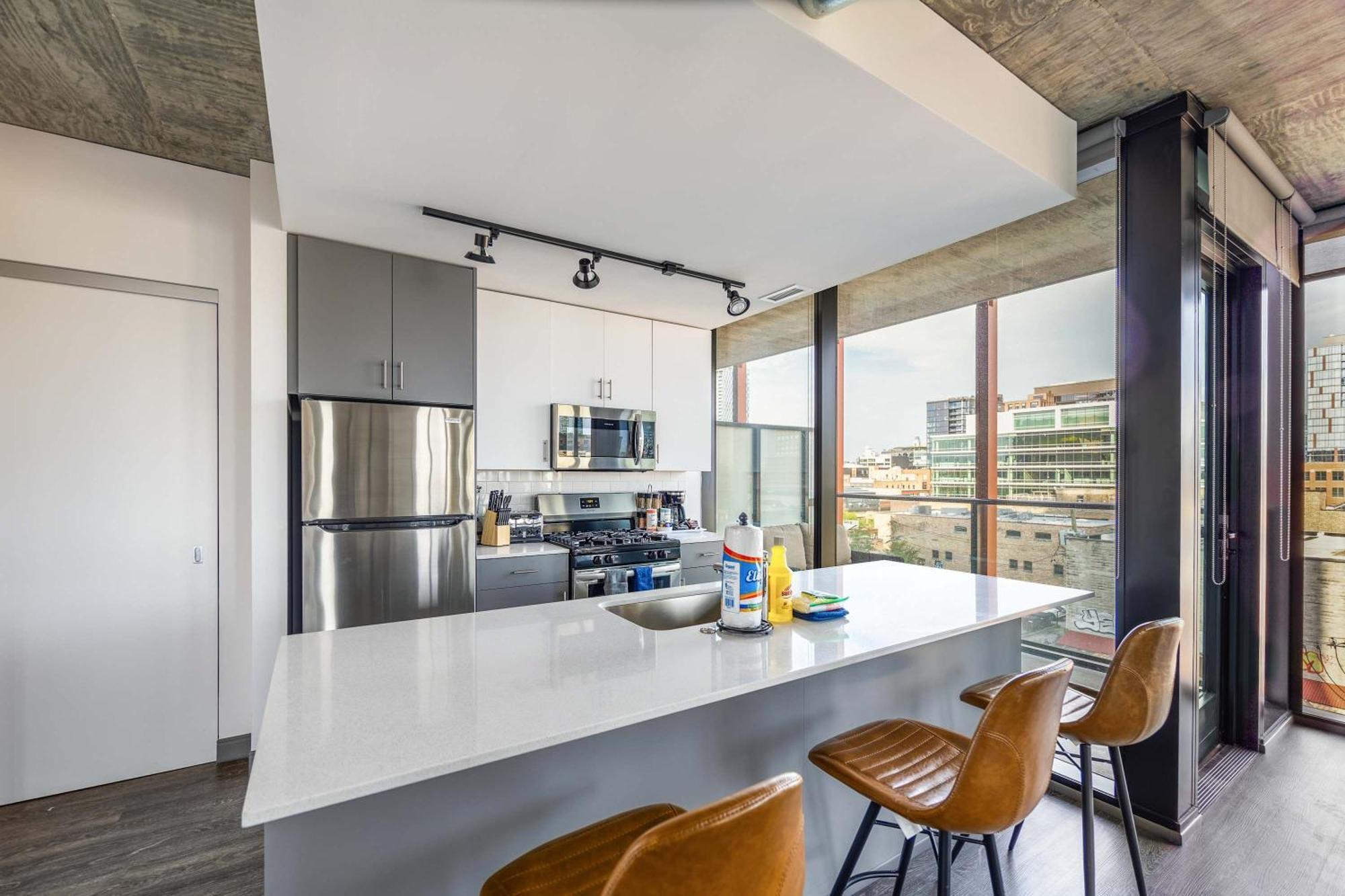 New Sleek 2br - Perfect Blend Of Comfort & Style In Apartment