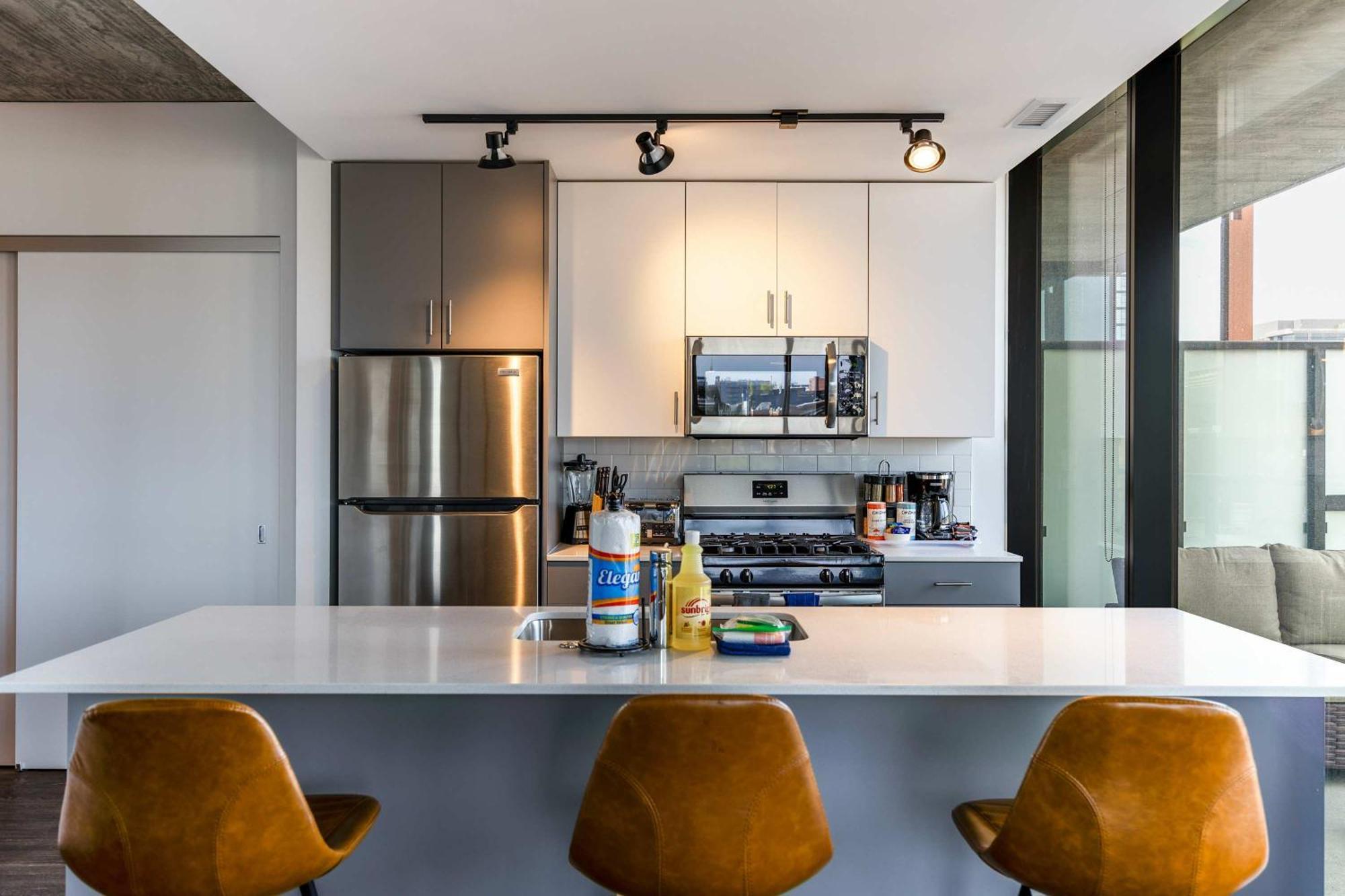 New Sleek 2br - Perfect Blend Of Comfort & Style In Apartment *