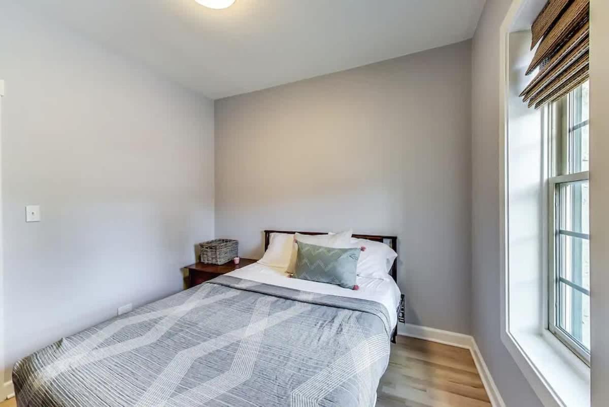 Apartment Cozy Coach House With Private Deck
