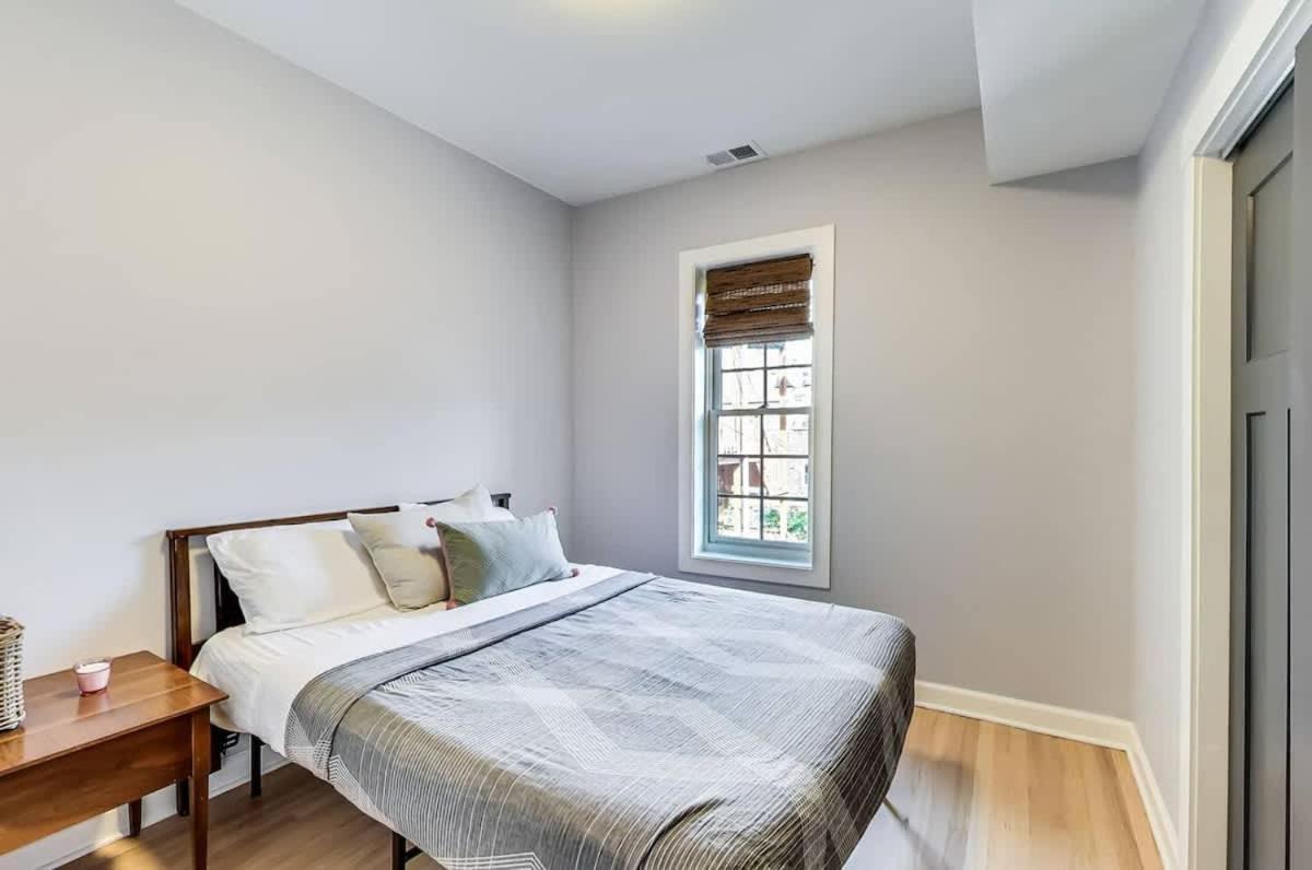 Cozy Coach House With Private Deck Chicago