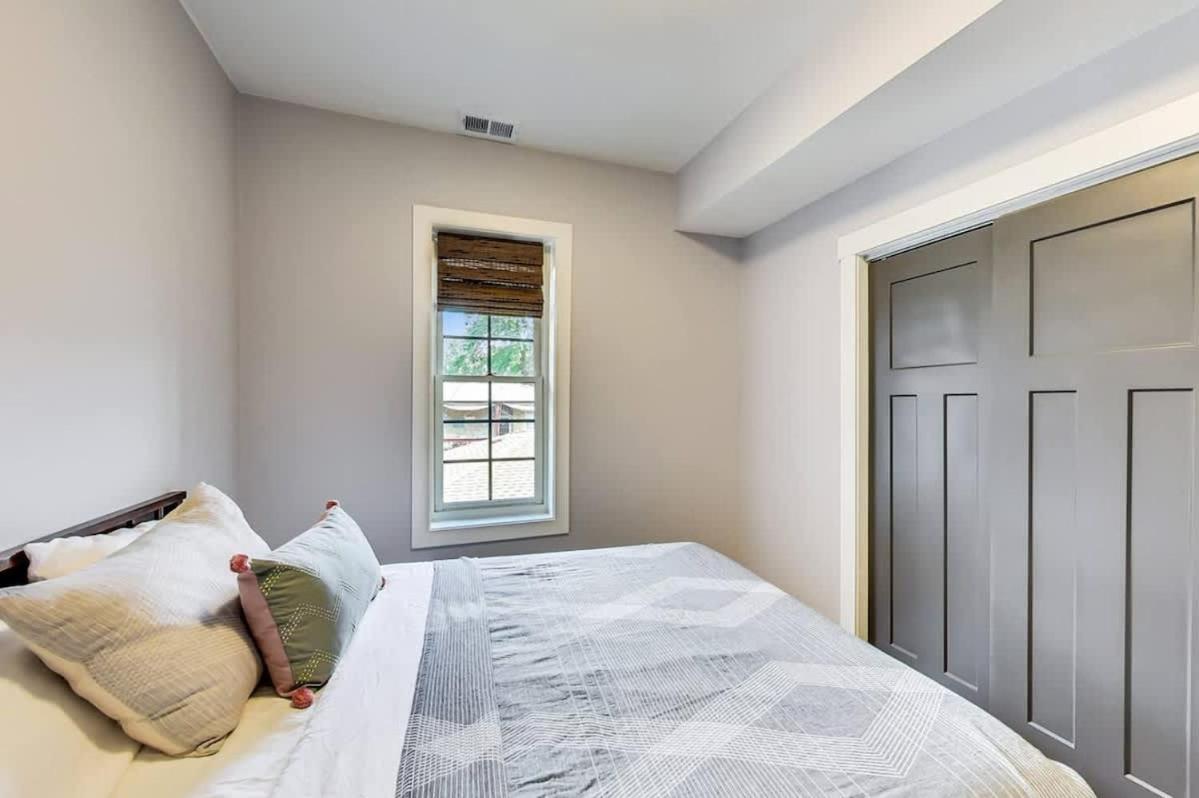 Cozy Coach House With Private Deck
