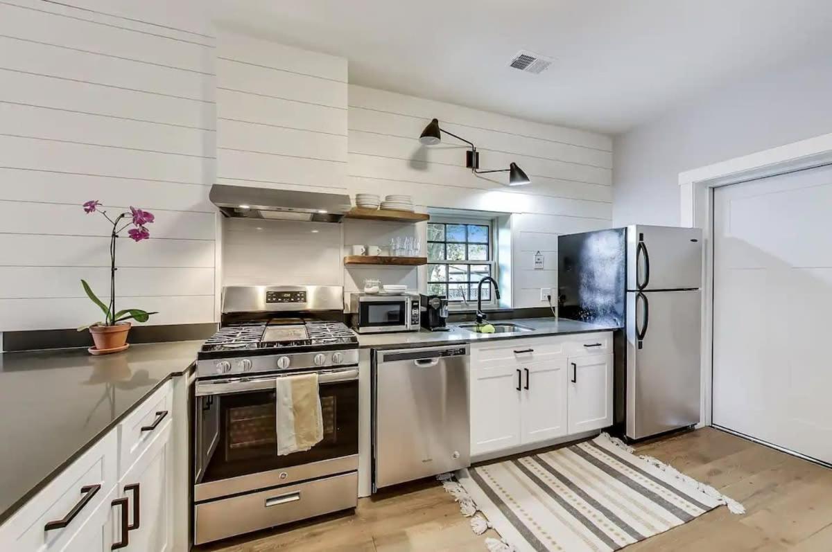Apartment Cozy Coach House With Private Deck