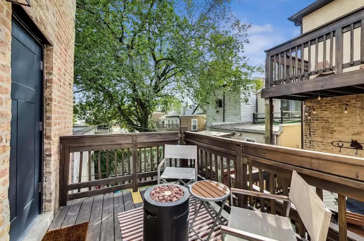 Cozy Coach House With Private Deck Apartment