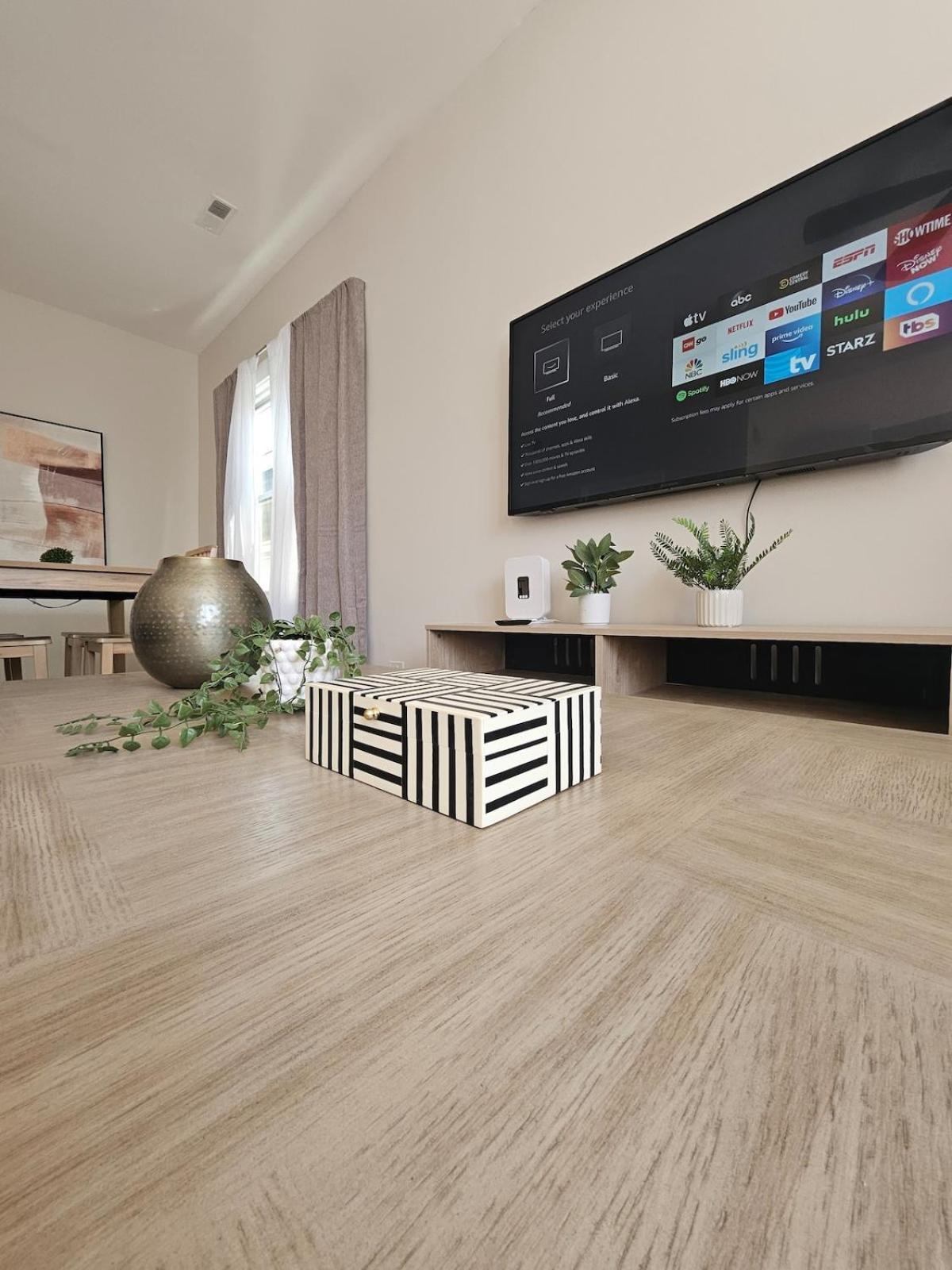 Chic Loft In The Southport Corridor *