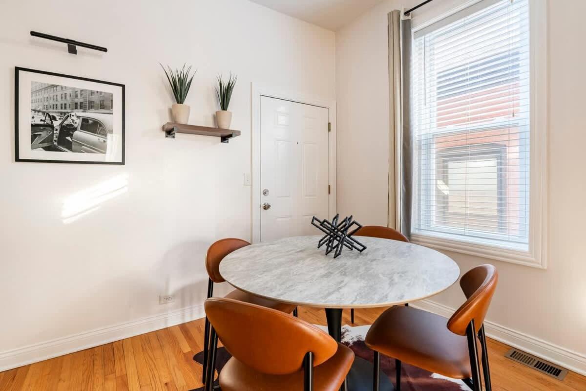 Cozy 2 Bedroom 1 Ba Flat Just 10 Mins From Downtown * Chicago
