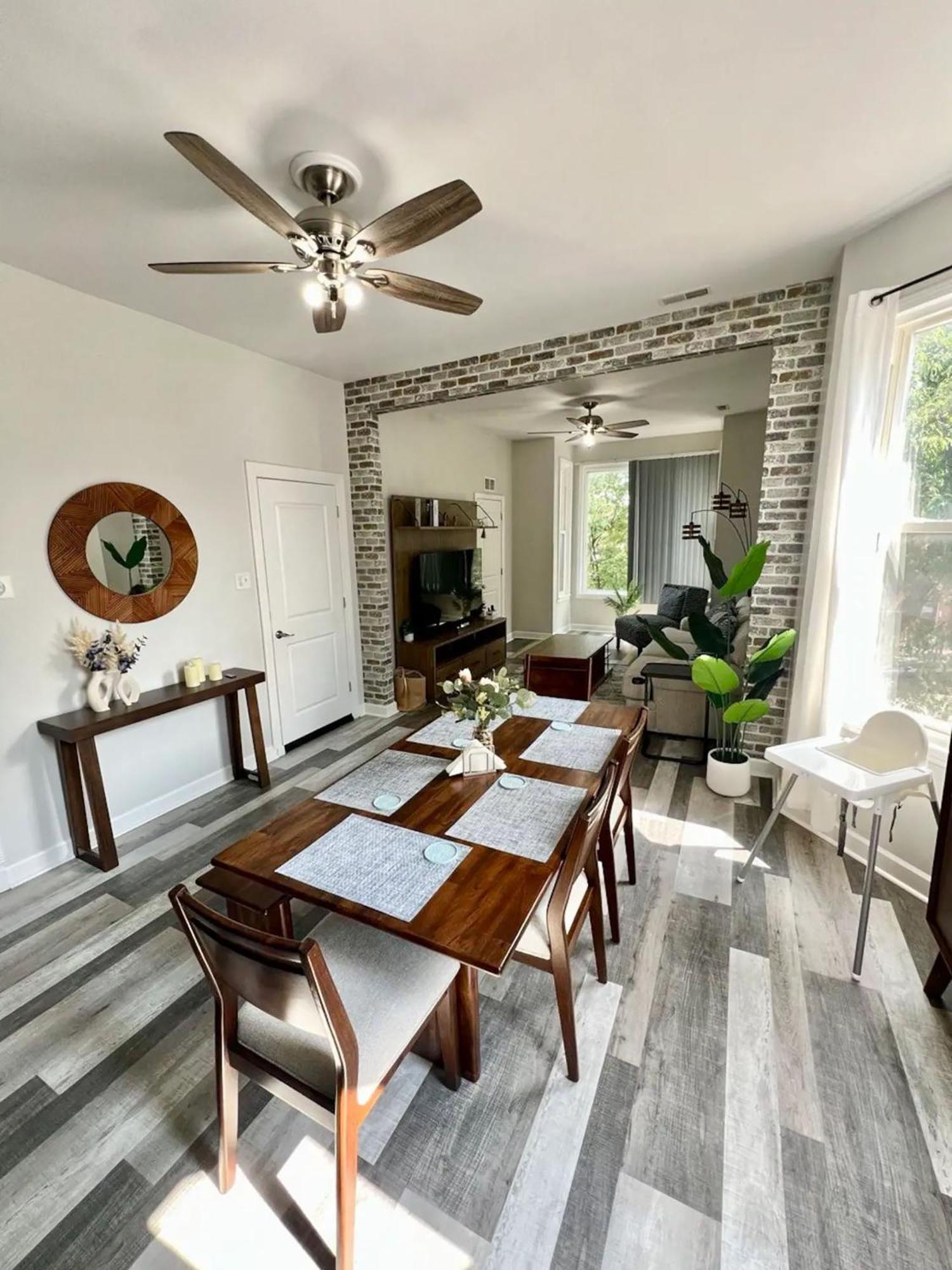 Cozy 3 Bedroom Near Downtown Parking Apartment *