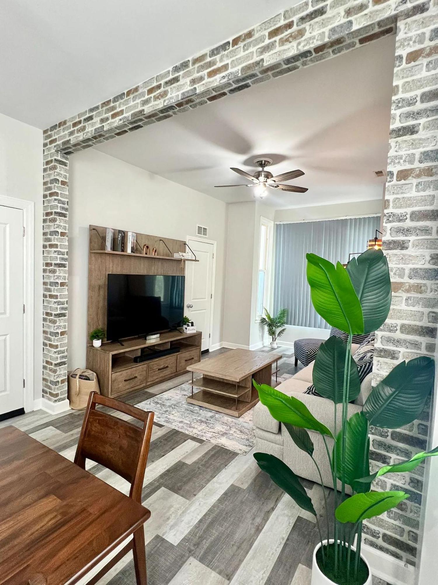 Cozy 3 Bedroom Near Downtown Parking Apartment *